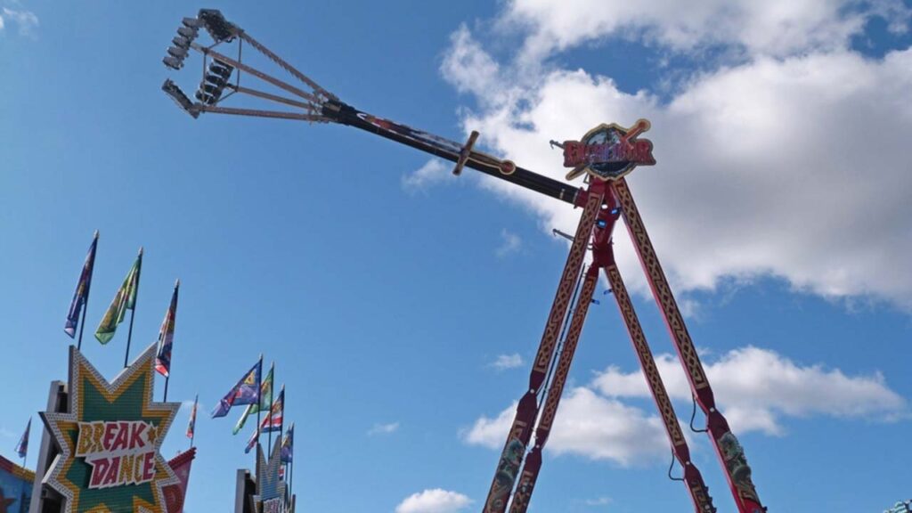 Fahrgeschäft Excalibur. Das Pendel ist gerade am höchsten Punkt
