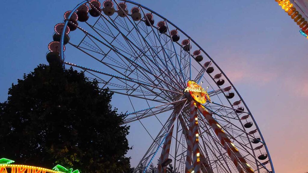 Riesenrad Around the World aus der Froschperspektive